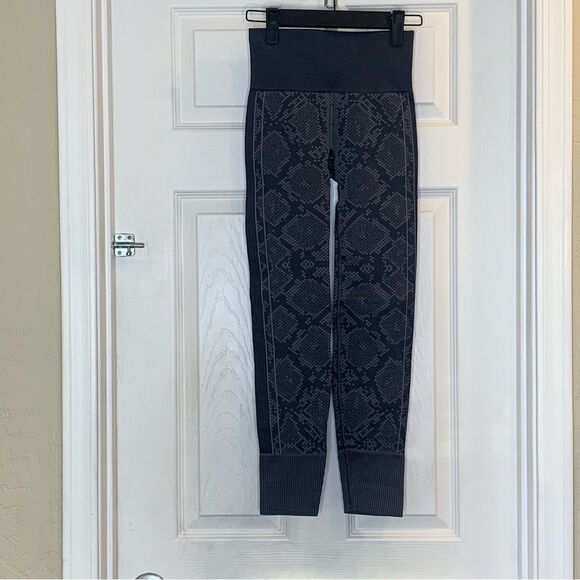 Lululemon Ebb To Street Snakeskin Seamless Leggings Black Snakeskin Size 2 - Picture 1 of 8